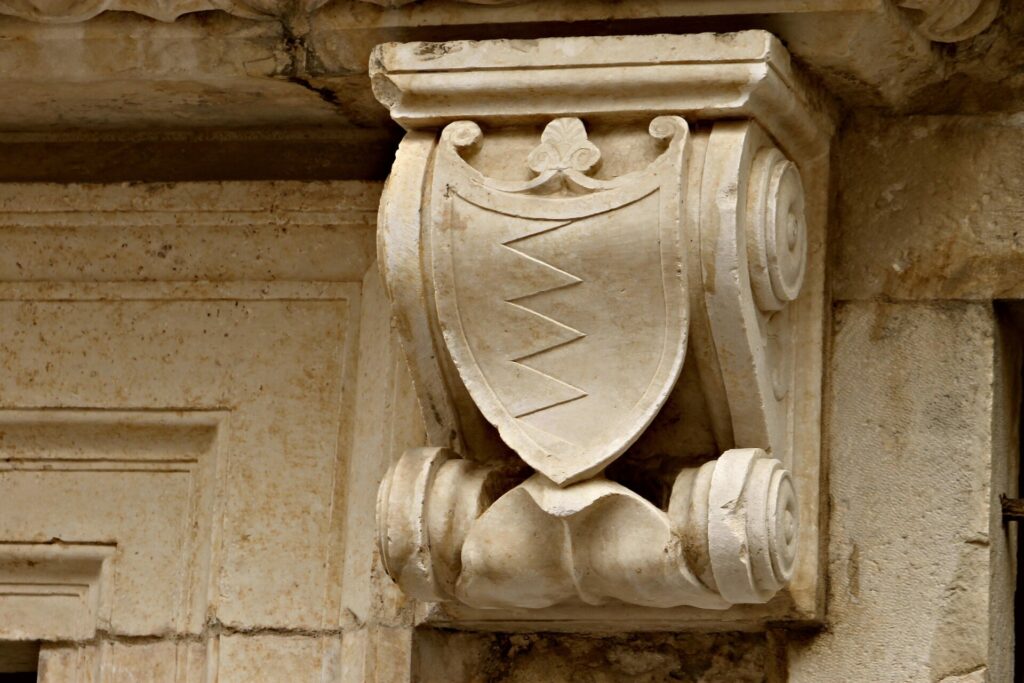A l'origine, l'acrotère ne désigne pas le muret qui dépasse d'un toit plat mais un ornement mural à l'extérieur d'un bâtiment